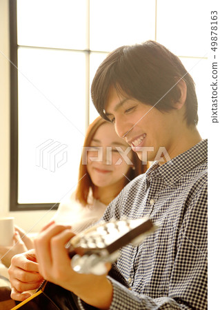 彈吉他的男朋友和她的女朋友的圖像 彈吉他的男朋友和她的女朋友的圖像 49878163