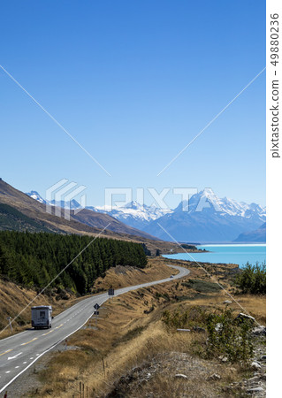 通往庫克山的道路新西蘭的絕佳景色 通往庫克山的道路新西蘭的絕佳景色 49880236