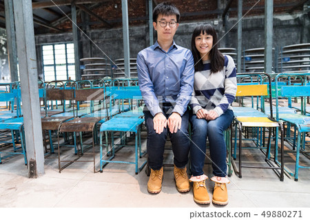 在一把逗人喜愛的lyrical椅子坐一把逗人喜愛的椅子。本地信息是個人獨特的。 49880271