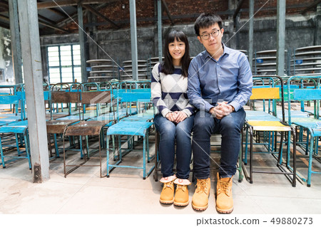 在一把逗人喜愛的lyrical椅子坐一把逗人喜愛的椅子。本地信息是個人獨特的。 49880273