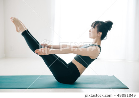 樹幹訓練年輕的日本女人 49881849