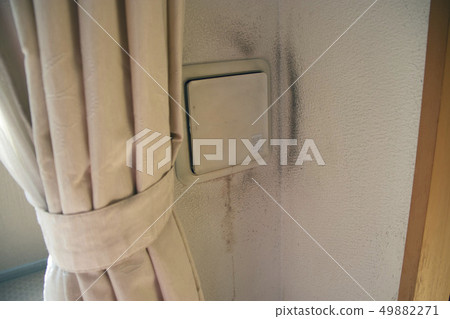 在臟牆上通風 在臟牆上通風 49882271