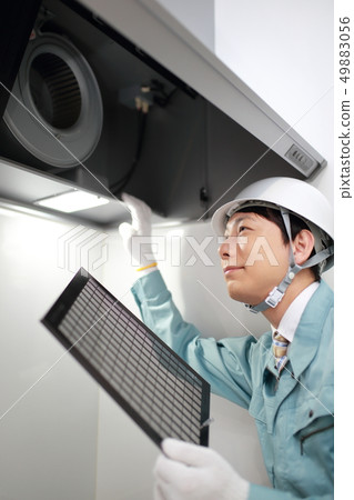 工人（承包商維修維修建築施工業務藍色背景藍色背複製空間） 49883056