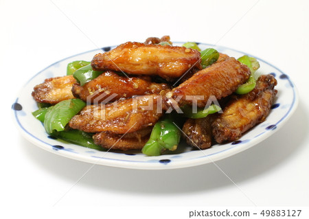 炒雞肉和青椒,夏季蔬菜和炒雞翅甜辣 炒雞肉和青椒,夏季蔬菜和炒雞翅甜辣 49883127