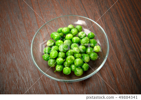 Boiled green peas 49884341