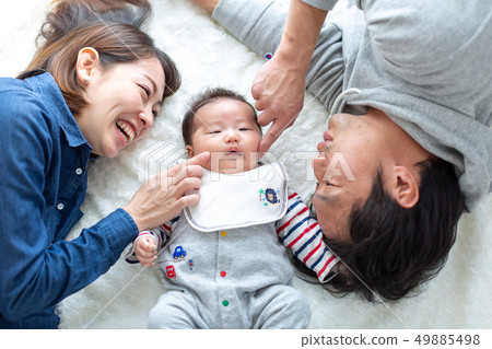 家庭照片睡覺姿勢 49885498