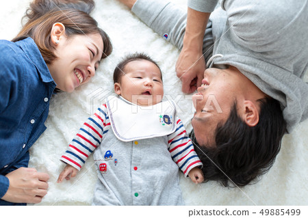 家庭照片睡覺姿勢 49885499