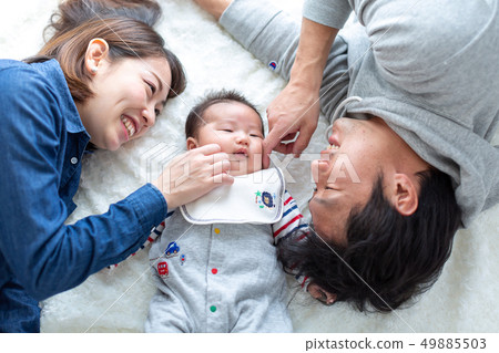 家庭照片睡覺姿勢 49885503