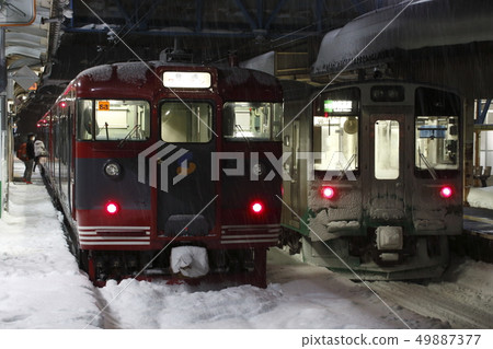 信濃的鐵路線115在冬天停在妙高高原站 信濃的鐵路線115在冬天停在妙高高原站 49887377