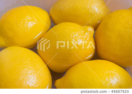 Fresh yellow lemon on a wooden background, lemon 49887920