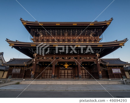 早晨太陽東本願寺 49894293