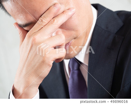 與頭髮刪除的有鬍子的男性商人 49896016