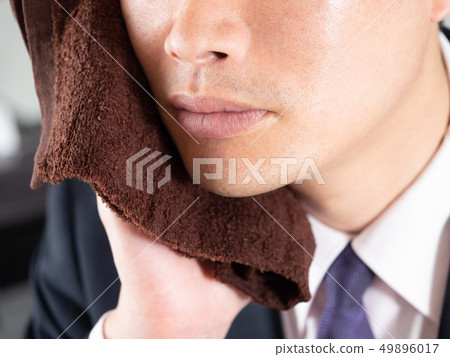 冷卻毛孔的男性商人在鬍子撤除以後 冷卻毛孔的男性商人在鬍子撤除以後 49896017
