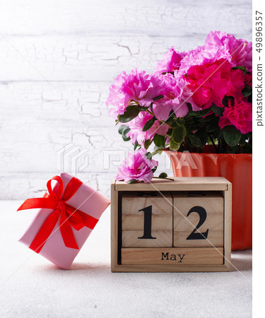 Mothers day concept with calendar and flowers 49896357