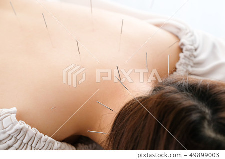 一個女人在她背後被針紮住了 一個女人在她背後被針紮住了 49899003