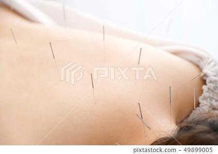 一個女人在她背後被針紮住了 一個女人在她背後被針紮住了 49899005
