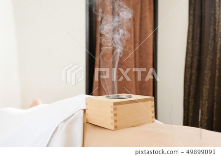 在明亮的禪宗醫院的一名婦女的腰部的方舟 在明亮的禪宗醫院的一名婦女的腰部的方舟 49899091