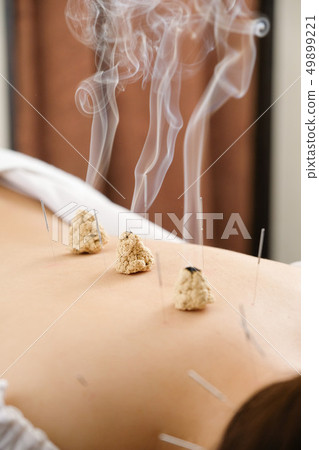 在一個明亮的針灸師的煙霧中放置煙霧 49899221