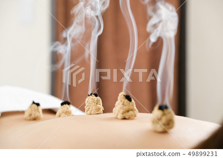 在一個明亮的針灸師的煙霧中放置煙霧 49899231