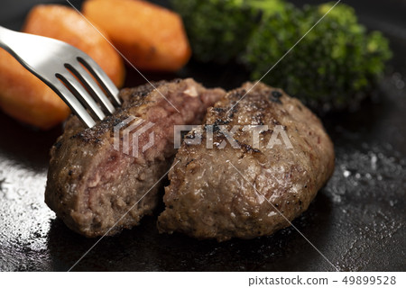 Bake a hamburger steak 49899528
