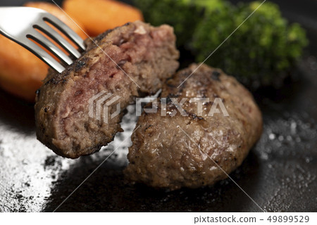 Bake a hamburger steak 49899529
