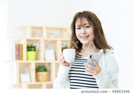 使用smaho生活方式女性畫象的女性互聯網女孩 使用smaho生活方式女性畫象的女性互聯網女孩 49901946