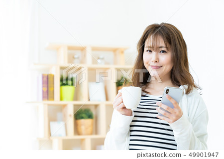 使用smaho生活方式女性畫象的女性互聯網女孩 使用smaho生活方式女性畫象的女性互聯網女孩 49901947