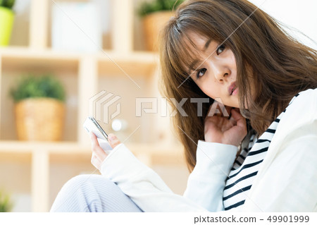 使用smaho生活方式女性畫象的女性互聯網女孩 使用smaho生活方式女性畫象的女性互聯網女孩 49901999