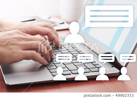 在互聯網上的通信形象。發表評論的人在膝上型計算機。 49902353