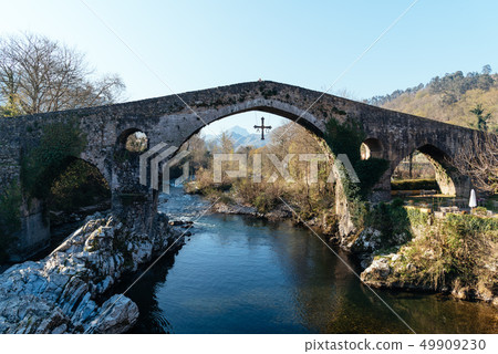 Old Roman stone bridge in Cangas de Onis Old Roman stone bridge in Cangas de Onis 49909230