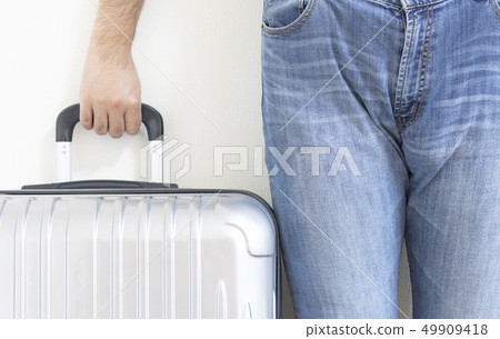 一個男人帶著手提箱 一個男人帶著手提箱 49909418