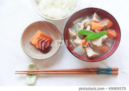 A side dish miso soup made with ingredients 49909570