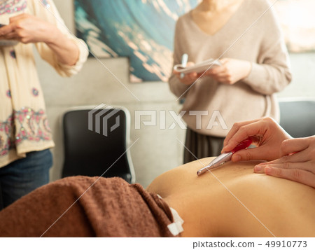 Women who receive training in shaving before hair removal 49910773