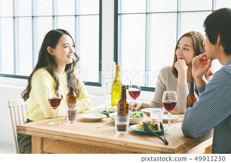 有年輕的人和的婦女膳食黨圖像 49911230