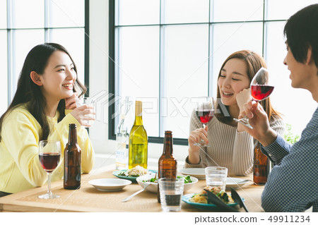 有年輕的人和的婦女膳食黨圖像 49911234