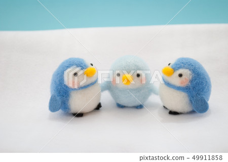 Penguin parent and child 49911858