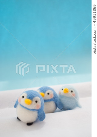 Penguin parent and child 49911869