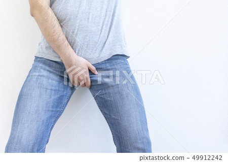 男子手持褲襠 49912242