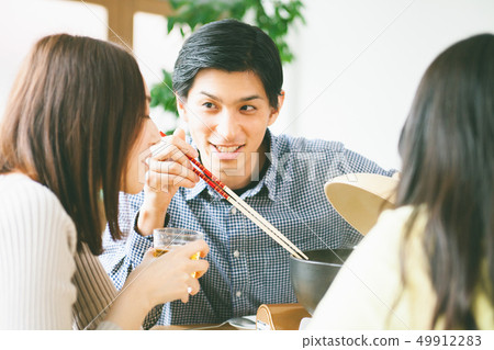 吃膳食火鍋黨圖像的年輕人和婦女 49912283