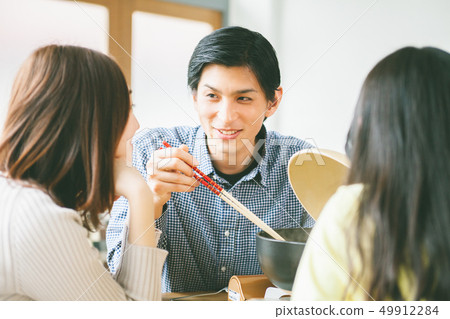 吃膳食火鍋黨圖像的年輕人和婦女 49912284