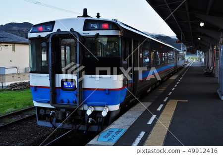 Yoyo線普通列車(Kiha 185系列)在Iyo Oyodo站停靠 Yoyo線普通列車(Kiha 185系列)在Iyo Oyodo站停靠 49912416