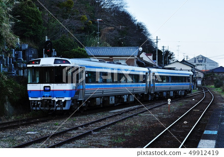 Iyo Nagahama Station Yujo Line普通列車(Kiha 185系列) Iyo Nagahama Station Yujo Line普通列車(Kiha 185系列) 49912419