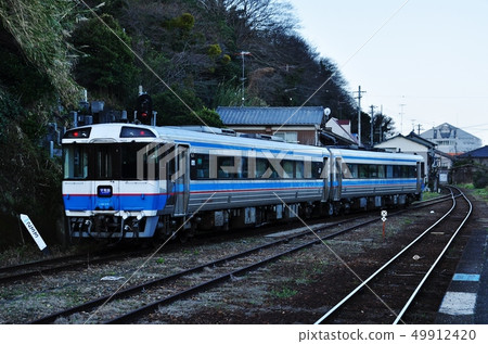 Iyo Nagahama Station Yujo Line普通列車(Kiha 185系列) Iyo Nagahama Station Yujo Line普通列車(Kiha 185系列) 49912420
