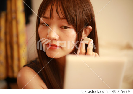 Women who use a piercer Women who use a piercer 49915659