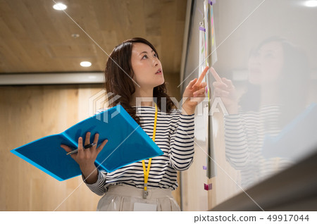 業務場景女性 業務場景女性 49917044