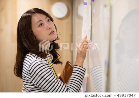 業務場景女性 業務場景女性 49917047