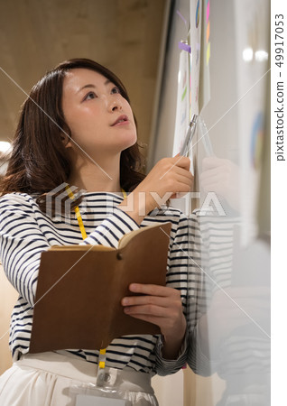 業務場景女性 業務場景女性 49917053