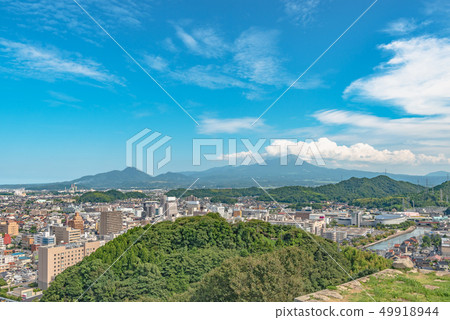 從Yonago城堡Tenshu的米子市和小山的看法 49918944