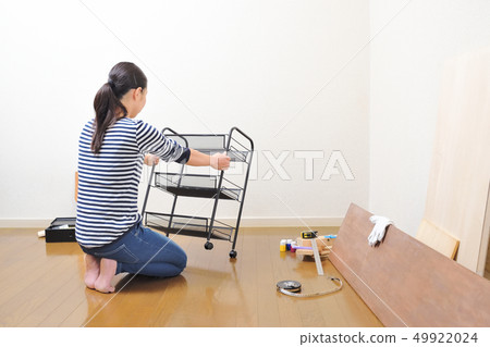 裝配和拆卸廚房機架的婦女 裝配和拆卸廚房機架的婦女 49922024