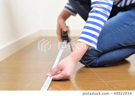 DIY一個女人測量房間的大小 49922034